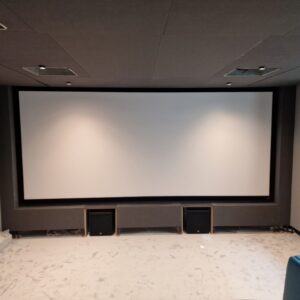 домашен киносалон Dolby Atmos 9.2.6 - монтиран екран
