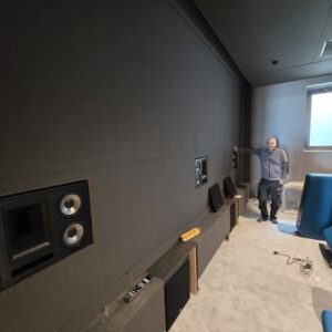 домашен киносалон Dolby Atmos 9.2.6 - вградени тонколони